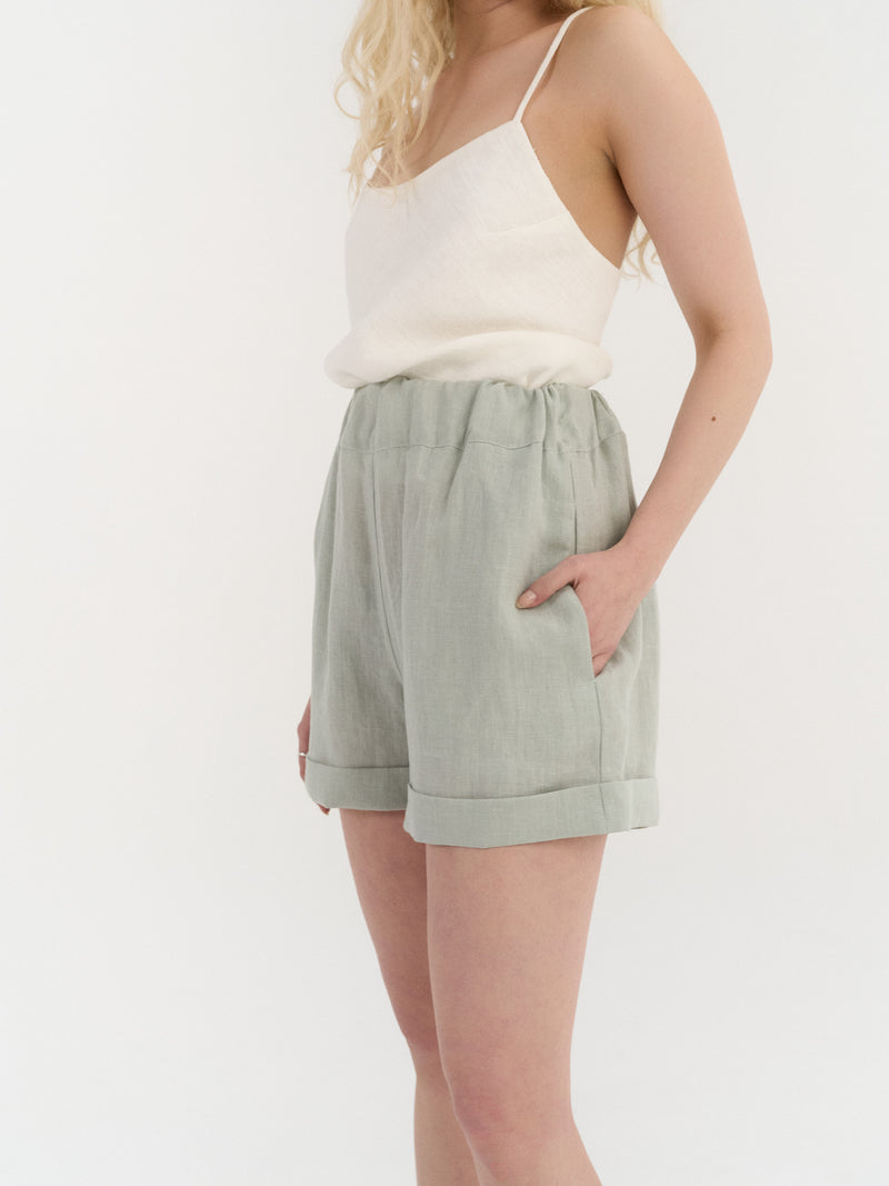 Mia Shorts in Saliegroen